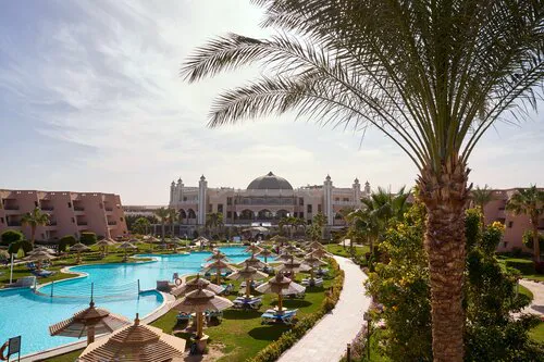 تصوير احترافي بأسلوب professional photography للمباني الفندقية والمساحات الخضراء في المنتجعات السياحية